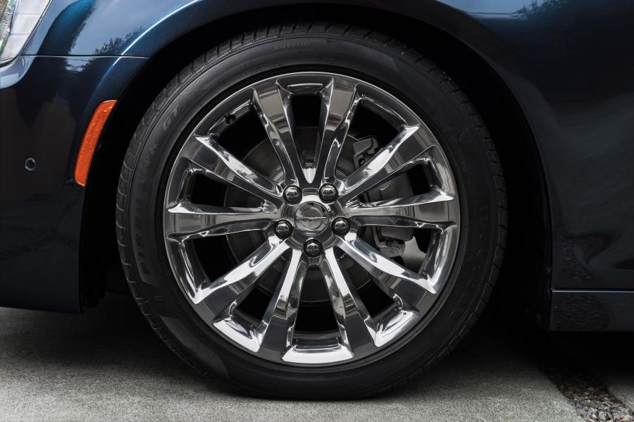  Chrysler 300C Platinum 2015 года  (фото 12 из 47)